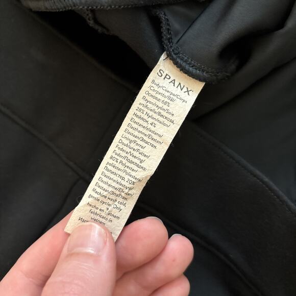 Spanx The Perfect Pant Crop Flare Women’s Sz L Black Stretch Shaping 26” In - Picture 3 of 9